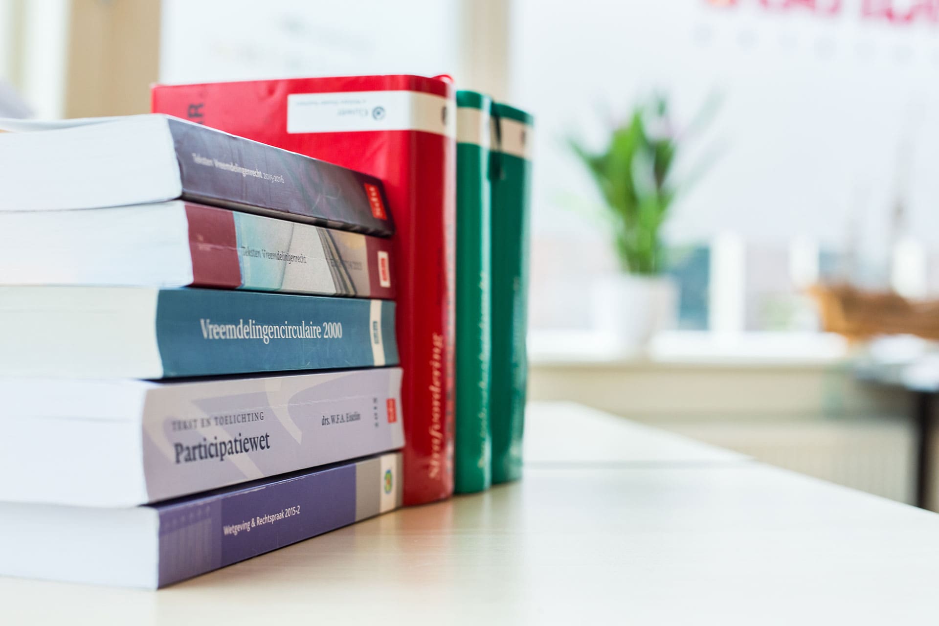 Stapel wetboeken over vreemdelingenrecht en de Participatiewet op het bureau