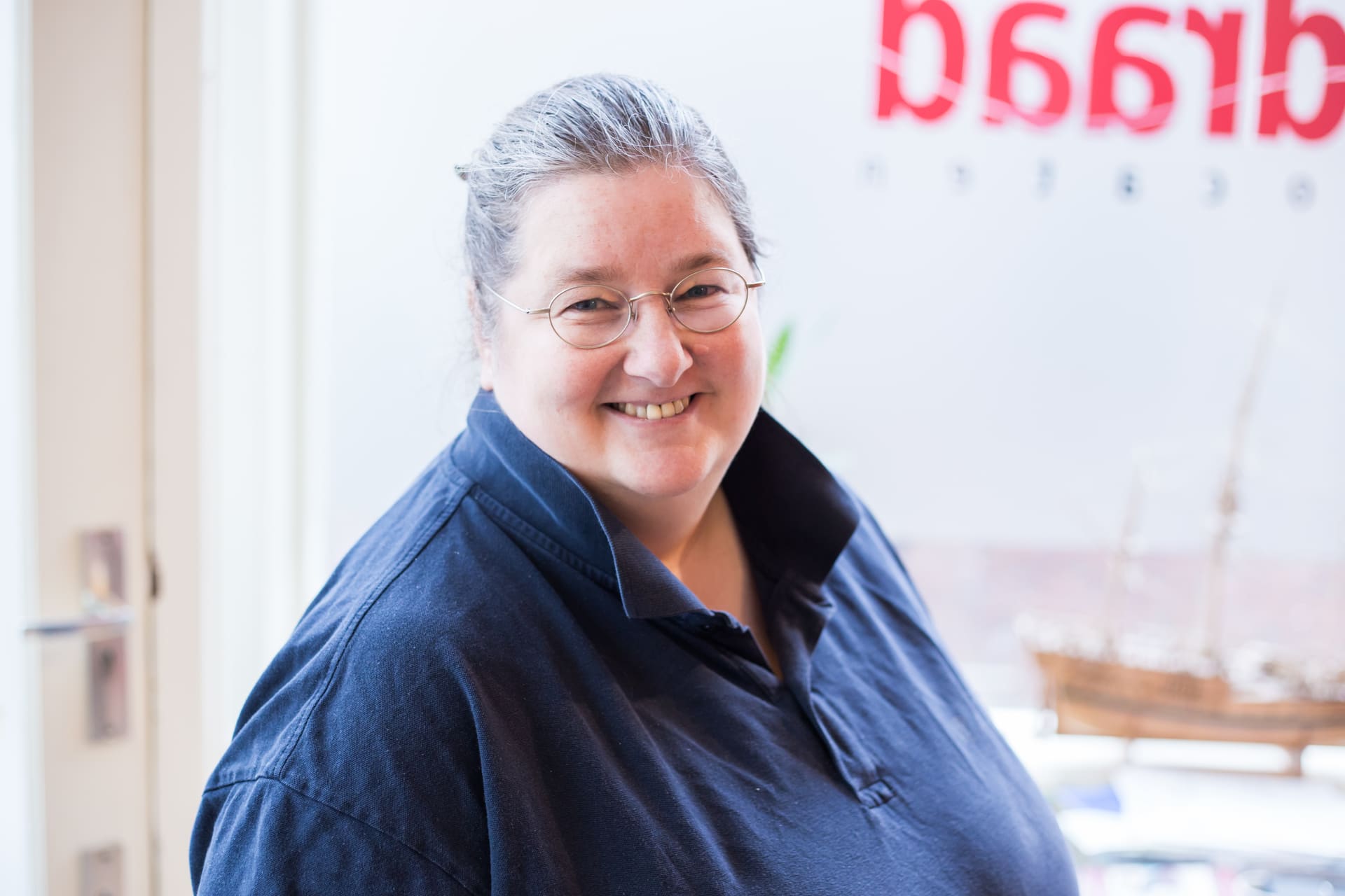 Portret van Tess, advocaat bij Leidraad Advocaten