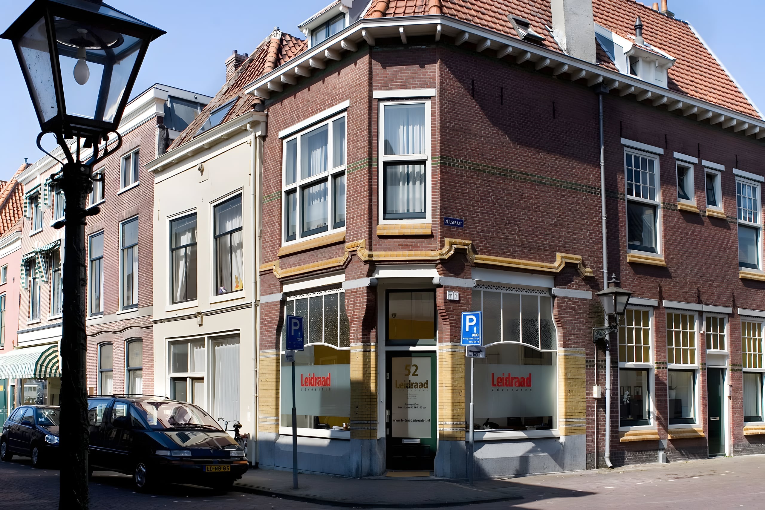 Het hoekpand van Leidraad Advocaten aan de Haven 52 in Leiden, met de naam op de ramen